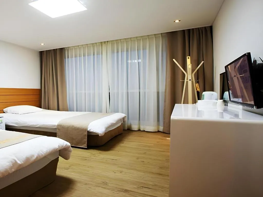 Ewha Hotel Jeju 3*,